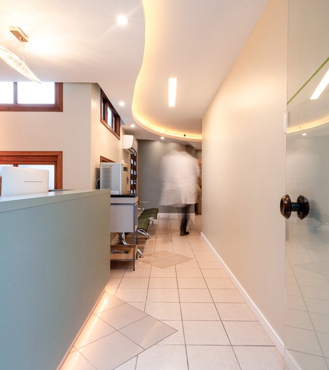 Corredor de entrada - Clínica Aliviar - Clínica de tratamento da dor em Pelotas